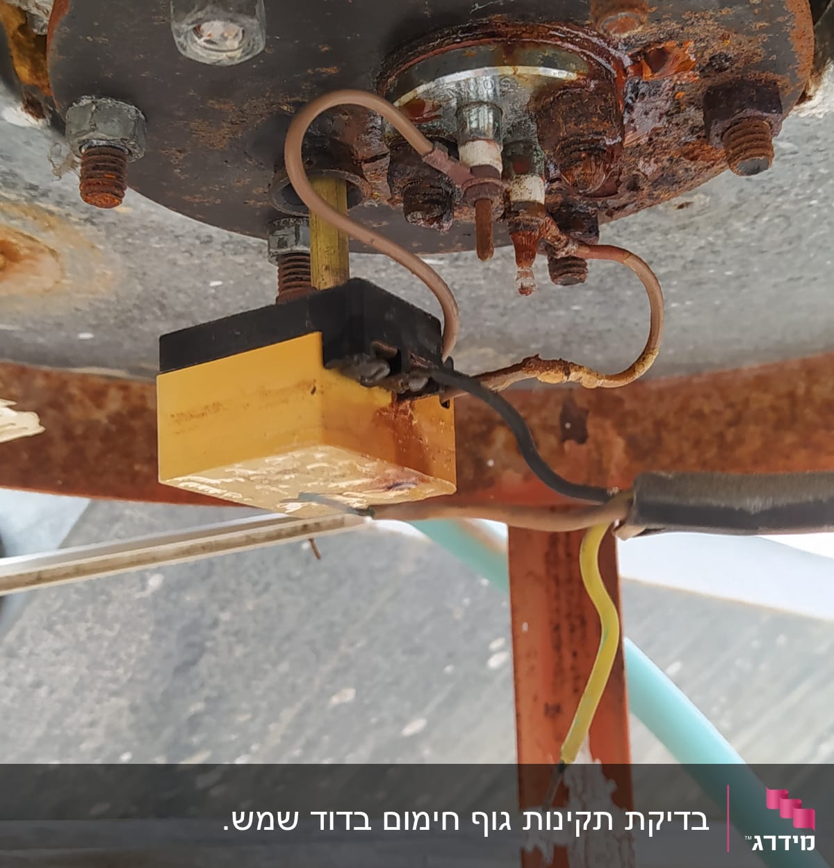 חוטי חשמל מחוברים למכשיר עם חלודה